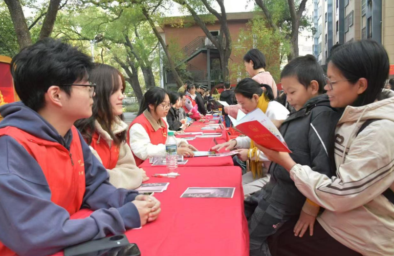 颜射
法学院学子为社区群众送上“家门口的宪法课”