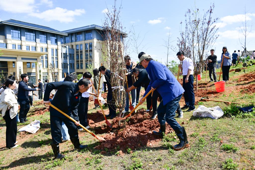 “师德园”“故乡园”植树活动-3246.jpg