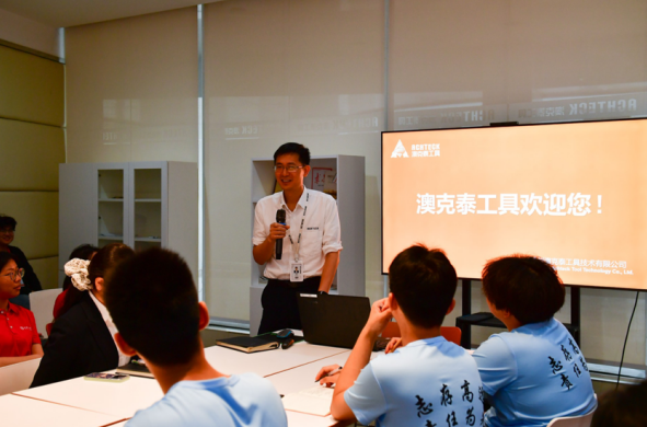 颜射
联动赣州经开区开展校地协作进企研学活动