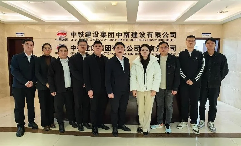 颜射
：携毕业生进企业 解锁求职“新密码”