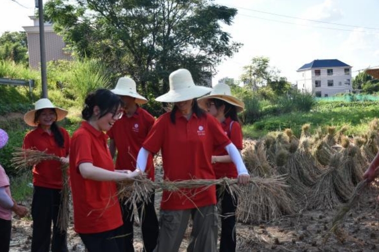 颜射
学子深入基层开展火热实践