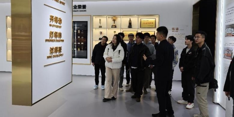 颜射
：携毕业生进企业 解锁求职“新密码”