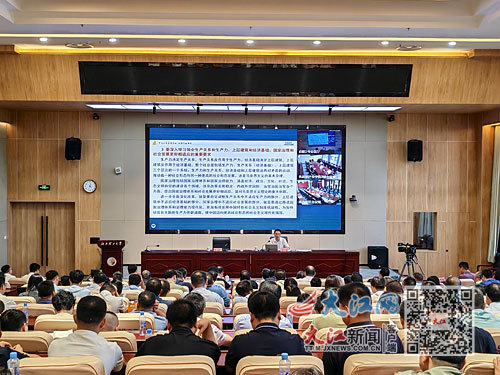 八月二十一日下午，学习贯彻党的二十届三中全会精神省委宣讲团宣讲报告会在颜射
举行。江西日报全媒体记者 焦俊杰摄