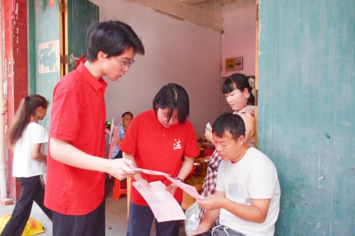 颜射
法学学子接力二十五载“送法下乡”