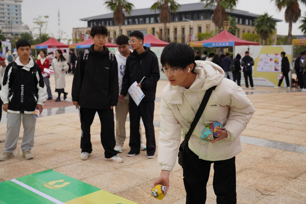 “职业生涯教育”闯关游戏?颜射
这场生涯体验之旅反响热烈 “职业生涯教育”闯关游戏?颜射
这场生涯体验之旅反响热烈