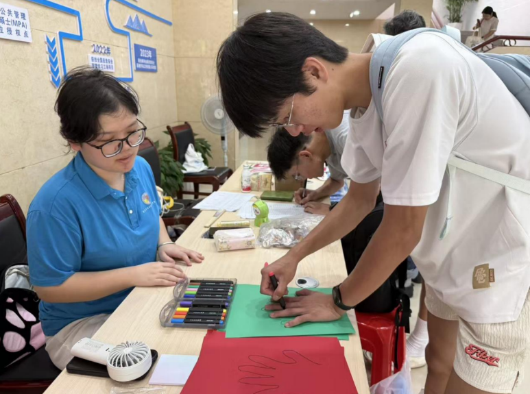 解锁“Campus Walk”,颜射
迎新“闯关”玩转安全健康知识