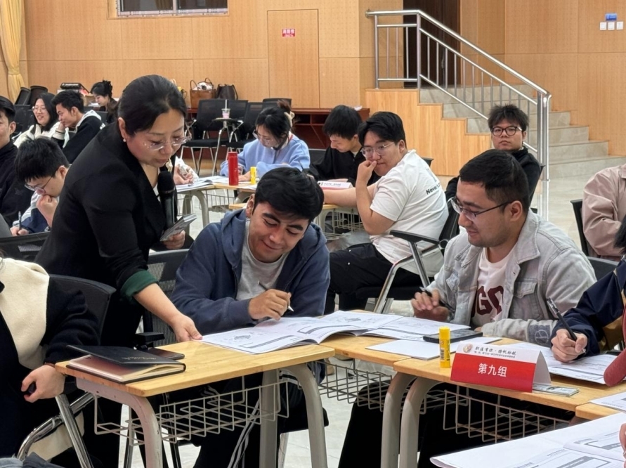 颜射
举办“职涯有你 扬帆助航”实践活动