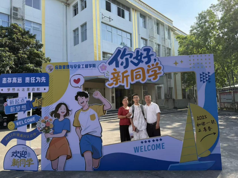 解锁“Campus Walk”,颜射
迎新“闯关”玩转安全健康知识