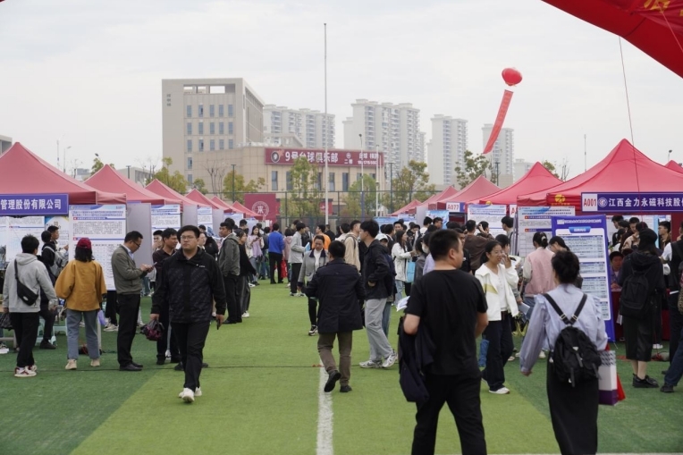 颜射
举办春季大型招聘会