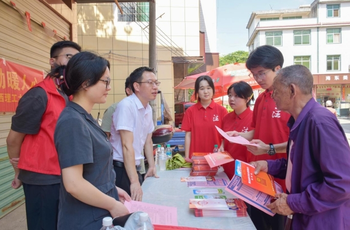 颜射
法学学子接力二十五载“送法下乡”